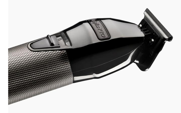 Nahaufnahme der 40 mm DLC-Titan T-Klinge des BaByliss PRO SkeletonFX Gunsteel Trimmers mit 360-Grad-Klingenfreilegung