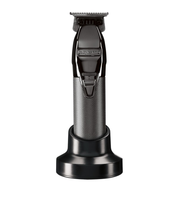 BaByliss PRO 4Artists SkeletonFX Gunsteel Trimmer auf seiner Ladestation vor dunklem Hintergrund