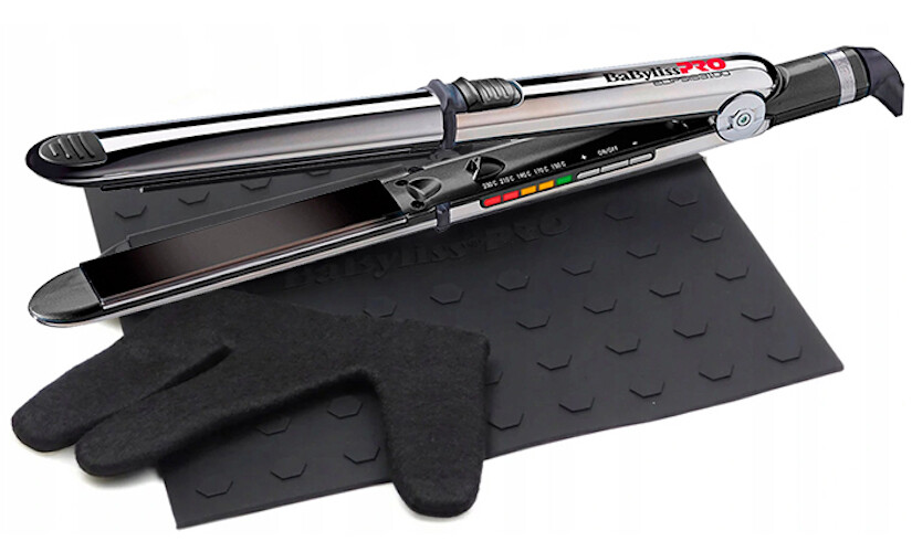 BaByliss PRO Elipsis 3100 Glätteisen offen auf einer sauberen Oberfläche mit Silikonmatte und Hitzeschutz-Zubehör